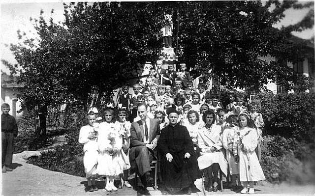 15.JPG - Przed figurą św. Jana Nepomucena, koło szkoły; od lewej J. Dudek, ks. W. Ruliński i Maria Dudek