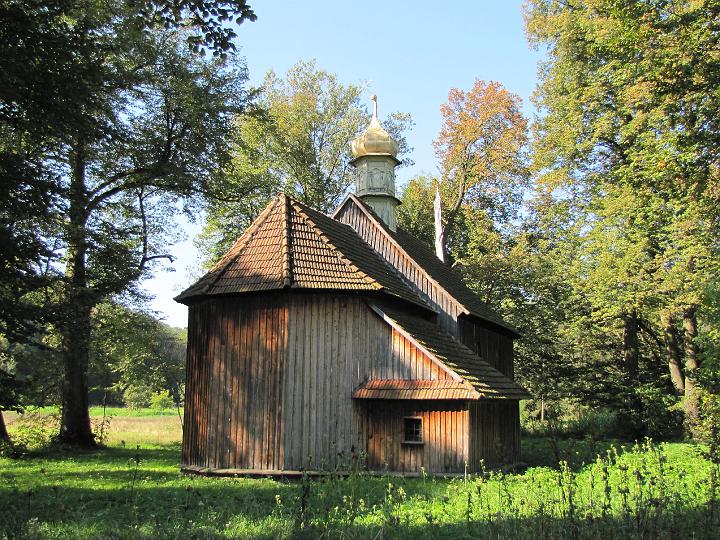07.jpg - Na Nowsiu - zabytkowy kościółek wotywny z 1664 roku