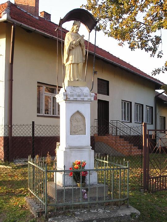09.JPG - Figura św. Jana obok starej szkoły