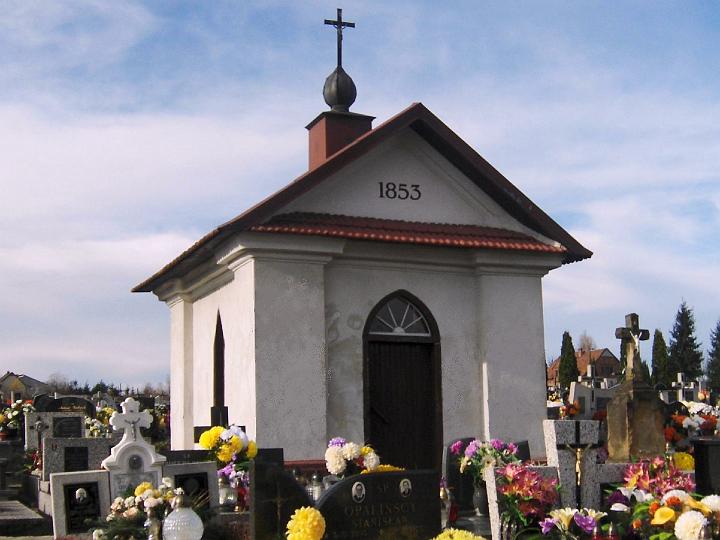 10.jpg - Kapliczka z 1853 roku na cmentarzu